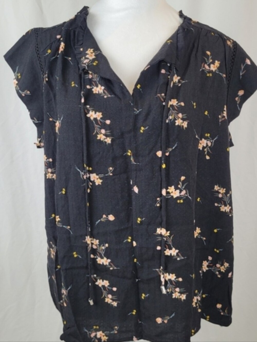 NWT Buffalo David Bitton Black Cap-Sleeve Floral Split-Neck Blouse size Medium M